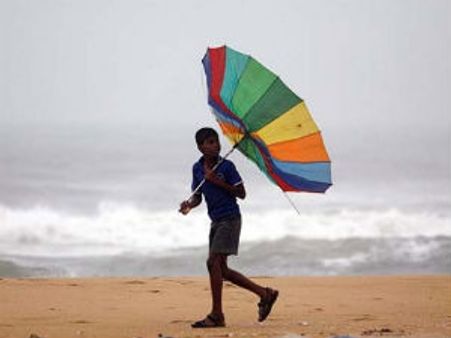 நிலம் புயலால் ஆபத்தில்லை.. ஆனால் இருளில் மூழ்கிப் போனது சென்னை உள்ளிட்ட மாவட்டங்கள்