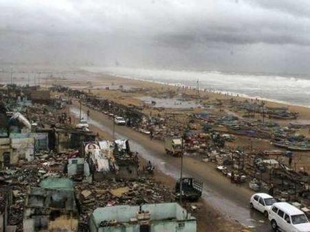 ஆர்ப்பாட்டமாக வந்து அமைதியாக திரும்பிப் போன நிலம்