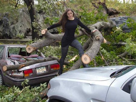 சாண்டி புயலை வைத்து சர்ச்சைப் புயலைக் கிளப்பிய பிரேசில் கவர்ச்சி மாடல்!