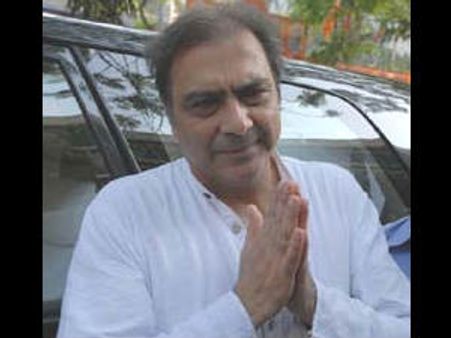 பாஜக தலைவர் கட்காரியின் தலைமைக்கு எதிர்ப்பு- கட்சிப் பதவியிலிருந்து ஜெத்மலானி மகன் ராஜினாமா!