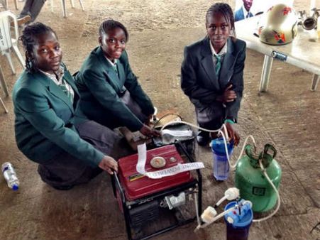 ஒருவாட்டி பாத்ரூம் போனா 6 மணி நேரம் மின்சாரம்.. நைஜீரிய மாணவிகள் சாதனை!