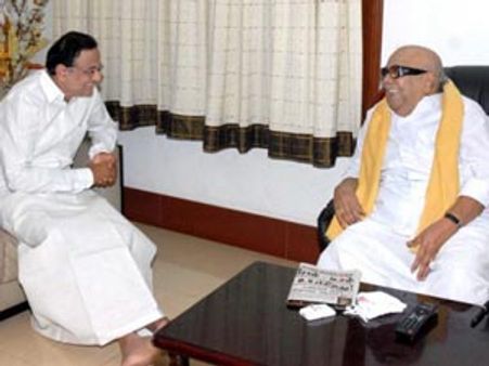 2ஜி Vs சில்லறை வணிகத்தில் அன்னிய முதலீடு: கருணாநிதியை சமாதானப்படுத்த வந்த ப.சிதம்பரம்!