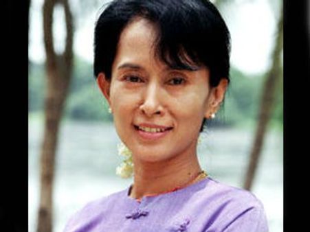 25 ஆண்டுகள் கழித்து இந்தியா வந்த ஆங் சான் சூகி: மன்மோகனுடன் சந்திப்பு