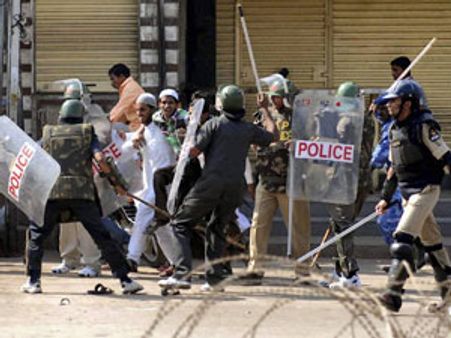 போர்க்களமாகிப் போன பழைய ஹைதராபாத்- 144 தடை உத்தரவு பிறப்பு- பதற்றம் நீடிப்பு