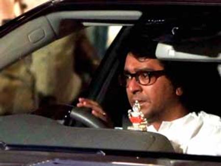 பால்தாக்கரே இறுதி ஊர்வலத்தில் பாதியில் வீட்டுக்குப் போன ராஜ் தாக்கரே