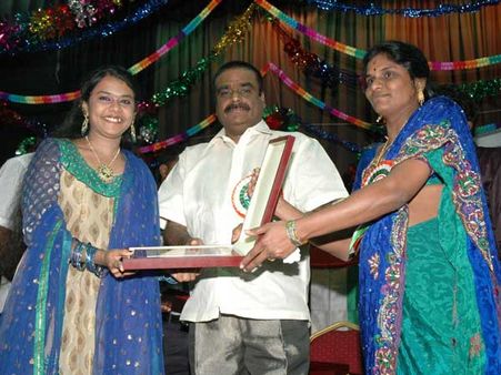 துபாயில் ந‌டந்த அமீர‌க‌ யாத‌வ‌ ம‌காச‌பையின் முப்பெரும் விழா