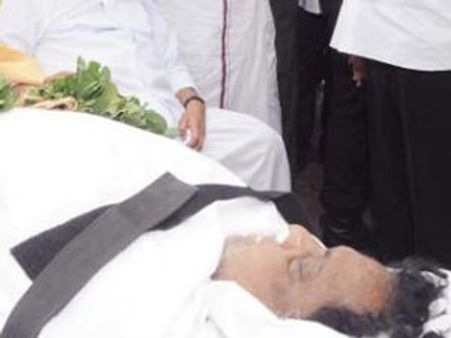 வீரபாண்டியார் இறுதிச் சடங்கு.. பூலாவாரியில் குவிந்தனர் திமுக தலைவர்கள், தொண்டர்கள்!