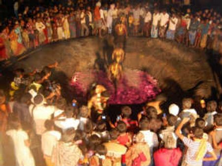 முகரம்: மதுரை அருகே தீ மிதித்து அனுஷ்டித்த இந்துக்கள்!