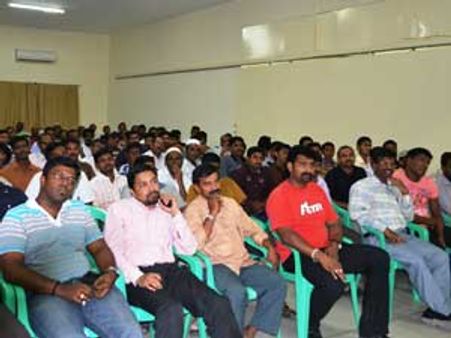 துபாயில் தொழிலாளர்களை அலுப்பை மறந்து சிரிக்க வைத்த நகைச்சுவை சங்கமம்