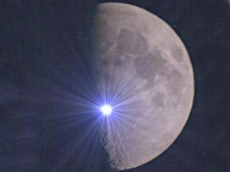 1950களில் நிலவை அணுகுண்டு வைத்து தகர்க்க திட்டமிட்ட அமெரிக்கா