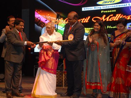 எம்.எஸ்.விஸ்வநாதனுக்கு வாழ்நாள் சாதனையாளர் விருது: மஸ்கட் தமிழ் சங்கம் கௌரவிப்பு