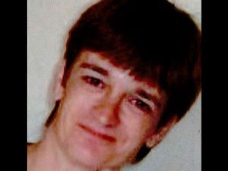 தாயின் முதுகு தண்டை வெட்டி, 94 தடவை கத்தியால் குத்திக் கொன்ற மகன்