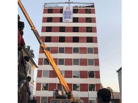 பஞ்சாபில் வெறும் 48 மணிநேரத்தில் கட்டப்பட்ட 10 மாடி கட்டிடம்