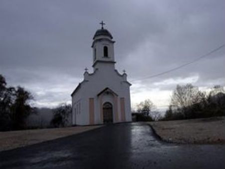 ரத்தக்காட்டேரி பீதி: பாக்கெட்டில் வெள்ளைப் பூண்டுடன் சுற்றும் கிராமத்தினர்