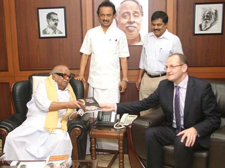 இங்கிலாந்து துணைத் தூதரிடம் டெசோ தீர்மான நகலை கொடுத்த கருணாநிதி