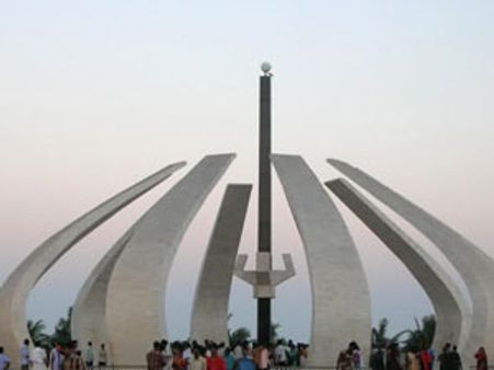 எம்.ஜி.ஆர். நினைவிடத்தில் இரட்டை இலை சின்னம் அமைக்கக் கூடாது: திமுக மனு