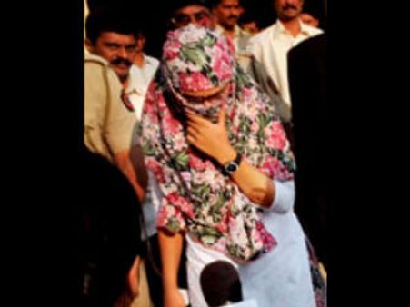 ஃபேஸ்புக்கில் தாக்கரே பற்றி கமெண்ட் போட்ட பெண் குடும்பத்தோடு குஜராத்தில தஞ்சம்!