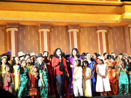 துபாயில் 'குட்டீஸ்' கலக்கிய டான்ஸ் நிகழ்ச்சி