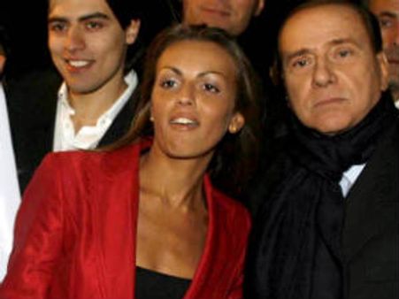 அடங்க மாட்டேங்குறாரே பெர்லஸ்கோனி.. 76 வயதில் 26 வயதுப் பெண்ணைப் பிடித்தார்!