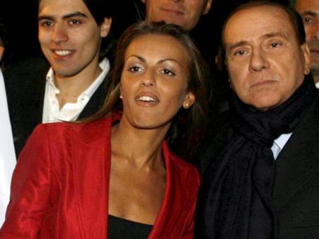 இத்தாலியைக் கலக்கிய பெர்லஸ்கோனியின் 'காதல் படை'!