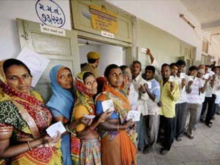 குஜராத் முதல் கட்ட தேர்தல்- விறுவிறு வாக்குப் பதிவு