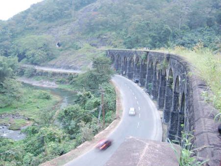 வரலாற்று சிறப்புமிக்க 13 கண் பாலம் புனரமைக்கும் பணி நிறுத்தம்