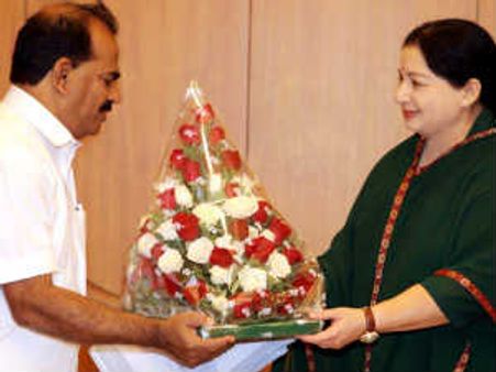 250 மதிமுகவினரை அதிமுகவுக்கு அழைத்து வந்த நாஞ்சில் சம்பத்துக்கு ஜெயலலிதா கார் பரிசு