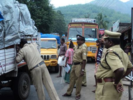கேரள எல்லையில் ரூ.50 லட்சம் கடத்தல் செம்மரக்கட்டைகள் பறிமுதல்
