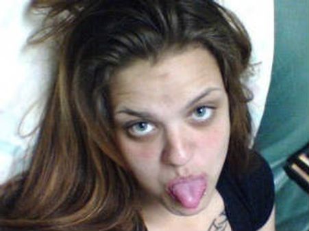 இந்தப் பொண்ணு, அம்மா விரலைக் கடிச்சு, மென்னு முழுங்கிடுச்சாம்!