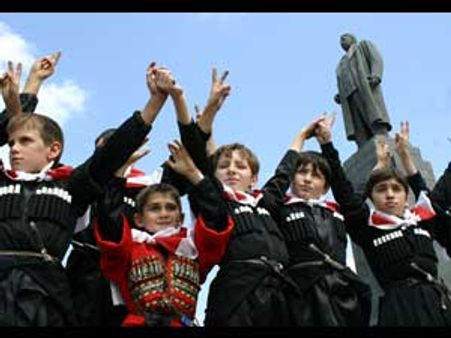 ஜார்ஜியாவில் மீண்டும் நிறுவப்பட்ட ஸ்டாலின் நினைவகம்!