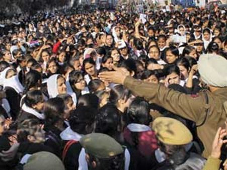 பாலியல் பலாத்கார சம்பவம்: நீதி கோரி விடிய விடிய சோனியா வீடு முற்றுகை