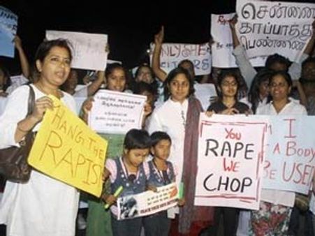 பாலியல் பலாத்காரம்: நள்ளிரவில் மெரினா பீச்சில் நடிகை ரோகிணி போராட்டம்