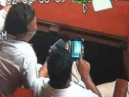 சட்டசபையில் ஆபாச படம் பார்த்து இந்தியர்களை அதிர வைத்த கர்நாடக அமைச்சர்கள்