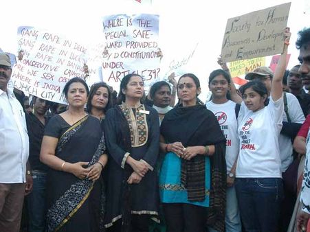 பாலியல் வன்கொடுமைக்கு எதிராக மெரீனாவில் போராட்டம்: நடிகைகள் சுகாசினி, பூர்ணிமா பங்கேற்பு