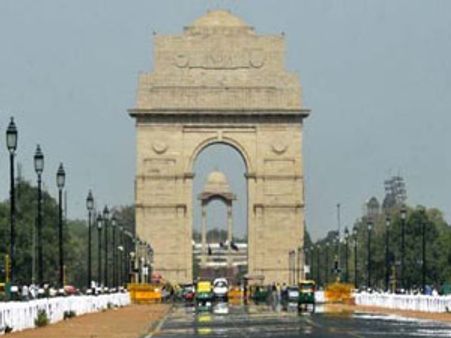 மாணவி மரணம் எதிரொலி: டெல்லியில் 10 மெட்ரோ ரயில் நிலையம், இந்தியா கேட் செல்லும் சாலைகள் மூடல்!