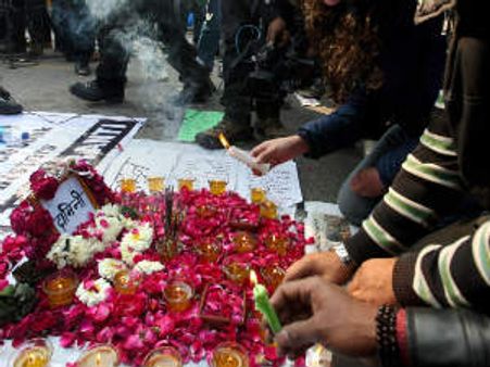 பாலியல் பலாத்காரத்தில் உயிரிழந்த மாணவியின் உடல் தகனம்