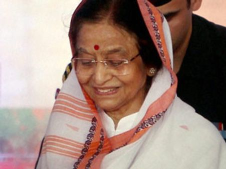 பிரதீபா பாட்டீல் ரிடையராகியும் விதிகளை மீறி அவரது குடும்பத்தாரை பாதுகாக்க 19 போலீசார்