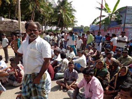 தேனி மாவட்டத்தில் மூடப்படும் அடகுக் கடைகள்: பொதுமக்கள் சாலை மறியல்