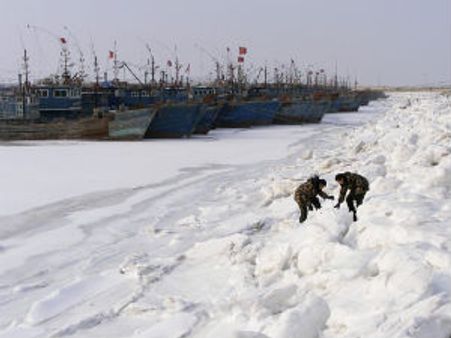 சீனாவில் கடலையே உறைபனியாக்கிய வானிலை- ஐஸ் கட்டிகளுக்கு நடுவில் தவிக்கும் கப்பல்கள்!
