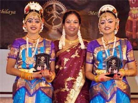 துபாயில் நடந்த ப‌ர‌த‌ நாட்டிய அரங்கேற்றம்