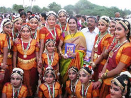 கரூரில் பரத முனிவருக்கு அஞ்சலி.. கின்னஸ் சாதனை நடன நிகழ்ச்சி.. 2000 கலைஞர்கள் பங்கேற்பு