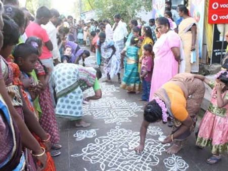 குமரிப் பொண்ணுங்க கோலம் போடுறாங்க... இளவட்டங்க எங்க இருக்கீங்க?