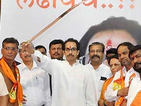 தாக்கரே பிறந்த நாளுக்கு பெண்களுக்கு கத்தி பரிசு... சிவசேனா 'ஜிலீர்' அறிவிப்பு!