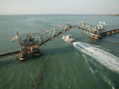 பழமையை பறைசாற்றும் பாம்பன் ரயில்பாலம்... ஓர் பார்வை