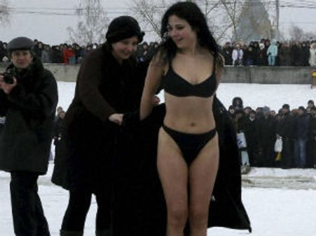 ஜில்லிட வைக்கும் ஐஸ் நீரில் புனிதக் குளியல் ...!