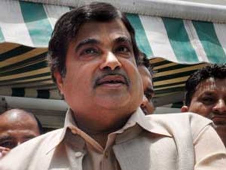 விடாது கறுப்பு... நிதின் கட்காரியுடன் தொடர்புள்ள 8 நிறுவனங்களில் வருமான வரி ரெய்ட்!