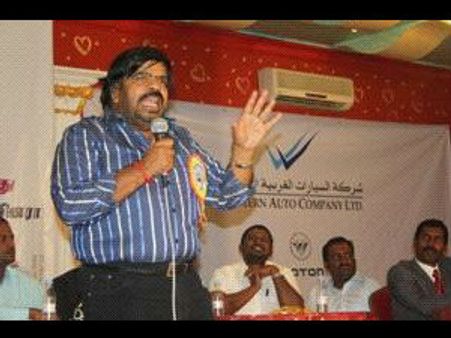 ரியாத்தில் பேச்சாலும், பாட்டாலும், தாளத்தாலும் வசீகரித்த டி. ராஜேந்தர்