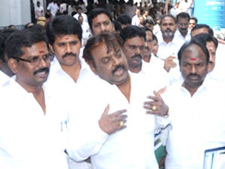 தேமுதிக எம்எல்ஏக்கள் மீதான உரிமை மீறல் பிரச்னை: 7 நாட்களில் விளக்கம் அளிக்க நிபந்தனை!