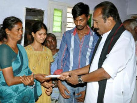 தற்கொலை செய்து கொண்ட விவசாயி குடும்பத்திற்க்கு வைகோ ஆறுதல்