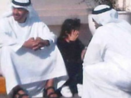 ஒரு பள்ளி சிறுமிக்காக தெருவோரம் உட்கார்ந்திருந்த அபுதாபி இளவரசர்!